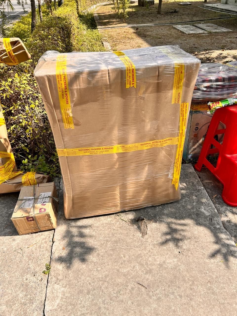 Crews Packing Goods in Double-Layer Bubble Wrap